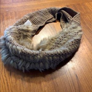 Women’s fuzzy scarf